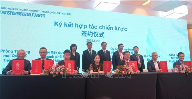 越中两国企业签署战略合作协议。图自越通社 giao-cong-nghe-ket-noi-thuong-mai-va-dau-tu-viet-nam-trung-quoc-stand.jpg