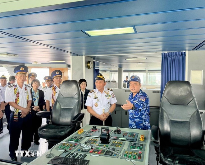 越南海警代表团代表向印方介绍海警8001号船。图自越通社 canh-sat-indonesia.jpg