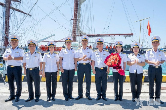 海军学院领导与“黎贵惇” 286号帆船工作代表团成员合影。图自人民军队报 t2.jpg
