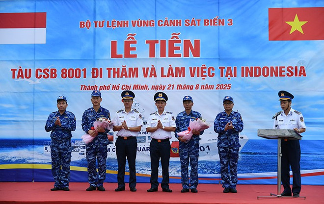 欢送仪式现场。图自越通社 thu-truong-bo-tu-lenh-vung-canh-sat-bien-3-tang-hoa-cho-dai-dien-doan-cong-tac-truoc-khi-len-duong-thuc-hien-nhiem-vu-tai-indonesia.jpg