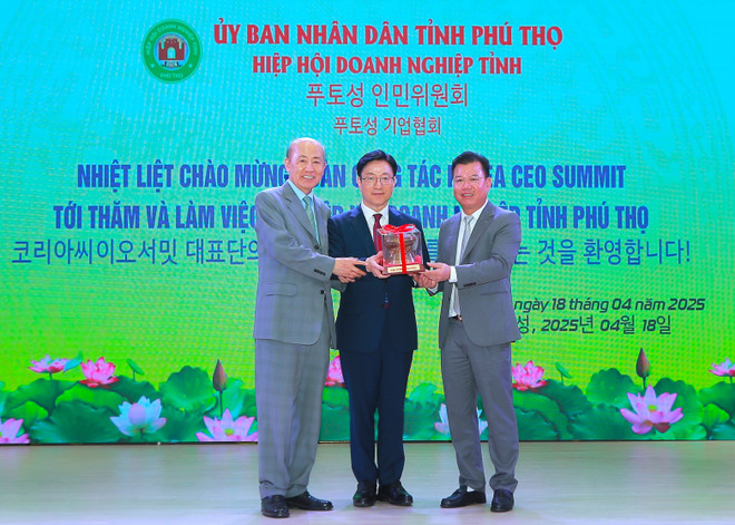 富寿省企业协会领导向韩国首席执行官峰会代表赠送礼物。图自富寿报 163d5175616t9307l4-img-5261.jpg