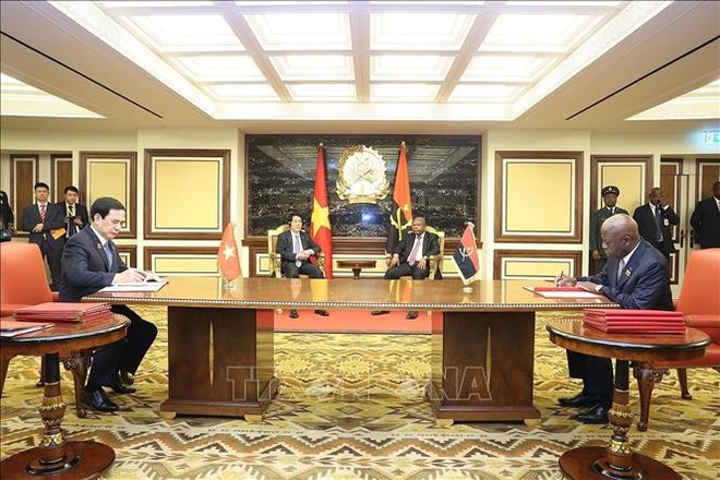 越南国家主席梁强与安哥拉总统洛伦索见证两国合作协议签署仪式。图自越通社 hop-tac-qp.jpg