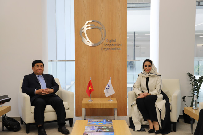 阮志勇副总理会见数字合作组织秘书长迪玛·艾叶海亚。图自越通社 vna-potal-pho-thu-tuong-nguyen-chi-dung-tham-du-hoi-nghi-fii9-va-tiep-cac-doi-tac-saudi-arabia-8370329.jpg