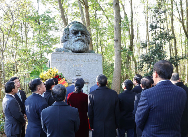 苏林总书记一行拜谒马克思墓地。图自越通社 vna-potal-tong-bi-thu-to-lam-vieng-mo-karl-marx-8369994.jpg