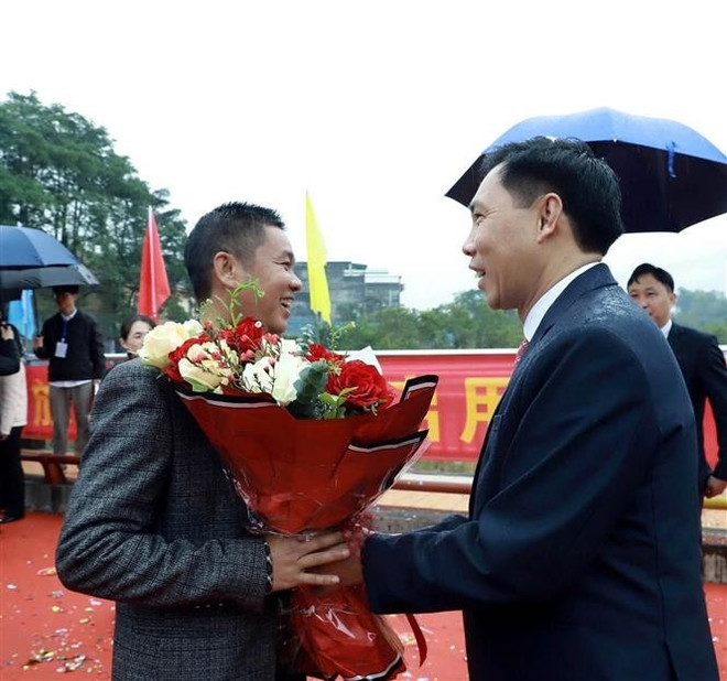 thong-quan-xuat-nhap-canh-cho-du-khach-va-cu-dan-bien-gioi-qua-cua-khau-hoanh-mo-7872854.jpg