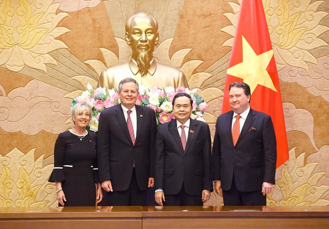 chu-tich-quoc-hoi-tran-thanh-man-tiep-thuong-nghi-si-hoa-ky-steve-daines-7922877.jpg