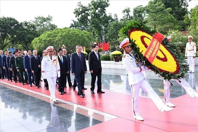 越南党和国家领导人瞻仰胡志明主席遗容。图自越通社 tuong-niem-ahls-24072025-02.jpg