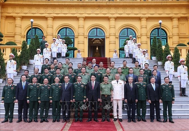 梁强同与会代表合影。图自越通社 chu-tich-nuoc-2.jpg