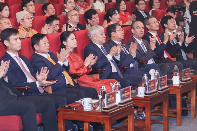 出席“唱响越南-古巴友谊团结之歌"歌曲创作大赛颁奖仪式的与会代表。图自越通社 f9c18293fe037ea53eded29a1546a9c5z7128979542074b5a91ff888722fc06b23391768f1ffb2-inrw.jpg