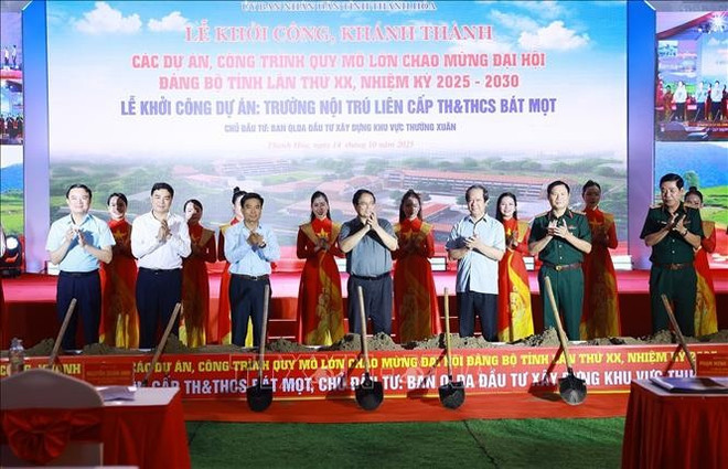 政府总理范明政出席清化省钵默边境乡学校开工仪式。图自越通社 thu-tuong-ban-mot3.jpg