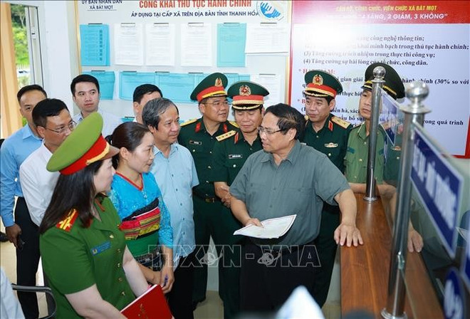 范明政总理视察清化省山区边境乡钵默行政审批工作。图自越通社 thu-tuong1.jpg