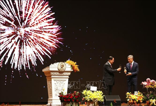 柬埔寨参议院主席洪森亲王与越南驻柬埔寨大使阮明宇。图自越通社 vn-cpc1.jpg