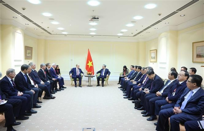 苏林总书记会见俄罗斯联邦共产党主席久加诺夫。图自越通社 bi-thu-to-lam-tiep-chu-tich-dang-cong-san-nga-gennady-zyuganov-8025459.jpg