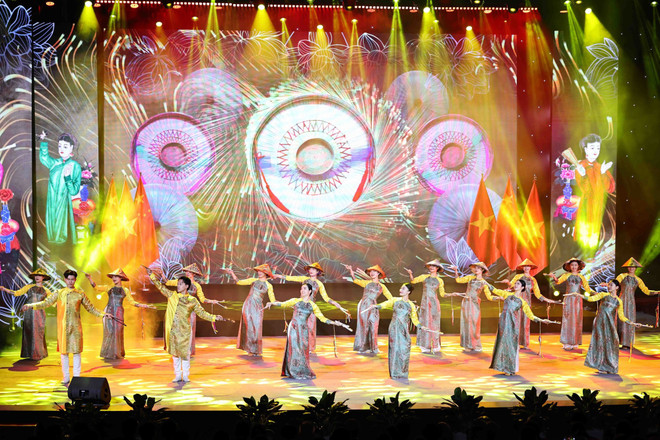 文艺表演节目。图自越通社 chuong-trinh-gap-go-luu-hoc-sinh-sinh-vien-viet-nam-trung-quoc-cac-thoi-ky-7922943.jpg