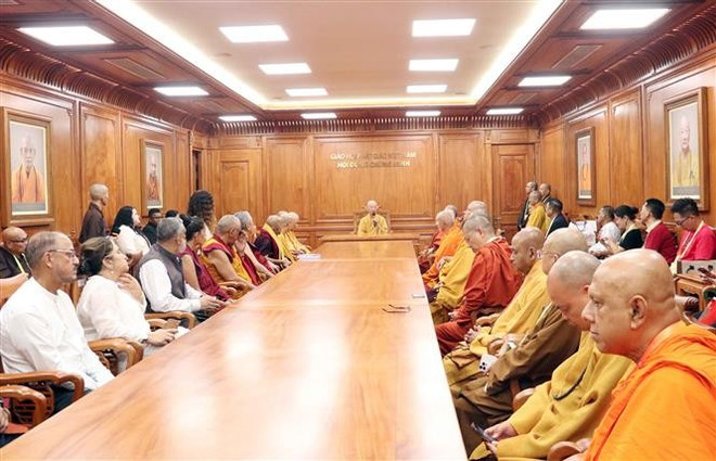 越南佛教教会法主释智广接见国际佛教代表团团长。图自越通社 o-viet-nam-tiep-truong-cac-doan-phat-giao-du-dai-le-vesak-2025-8014117.jpg