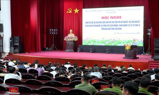 会议场景。图自越通社 ai-binh-tong-ket-chuong-trinh-xoa-nha-tam-nha-dot-nat-stand.jpg