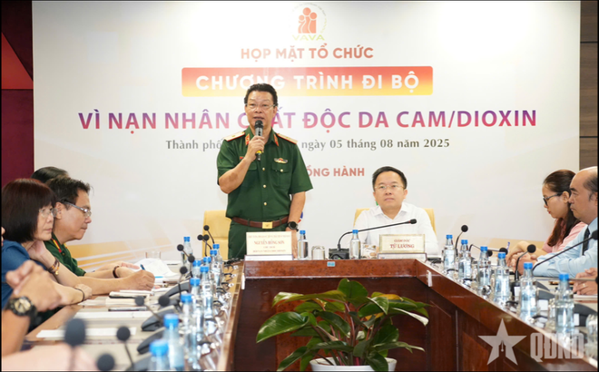 胡志明市橙剂/二噁英受害者协会主席、人民医生阮红山副教授发言。图自越通社 hong-son.png
