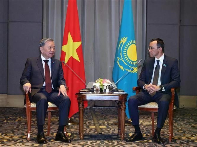 苏林总书记会见哈萨克斯坦 参议院议长阿什姆巴耶夫。图自越通社 to-lam.jpg