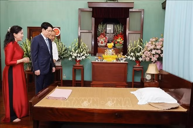 ng-tham-quan-nhung-ky-vat-cua-chu-tich-ho-chi-minh-tai-nha-67-ttxvn.jpg