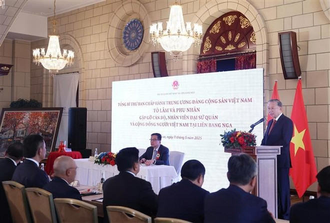 苏林在见面会上发言。图自越通社 va-phu-nhan-gap-go-cong-dong-nguoi-viet-tai-lb-nga-8025682.jpg