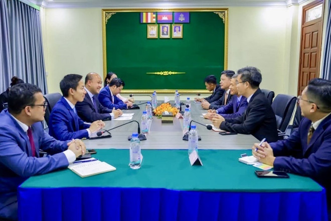 柬埔寨副首相兼公共事务部大臣、青年联合会主席洪玛尼会见阮明宇大使。图自越通社 vna-potal-viet-nam-campuchia-thuc-day-hop-tac-tren-nhieu-linh-vuc-8043859.jpg