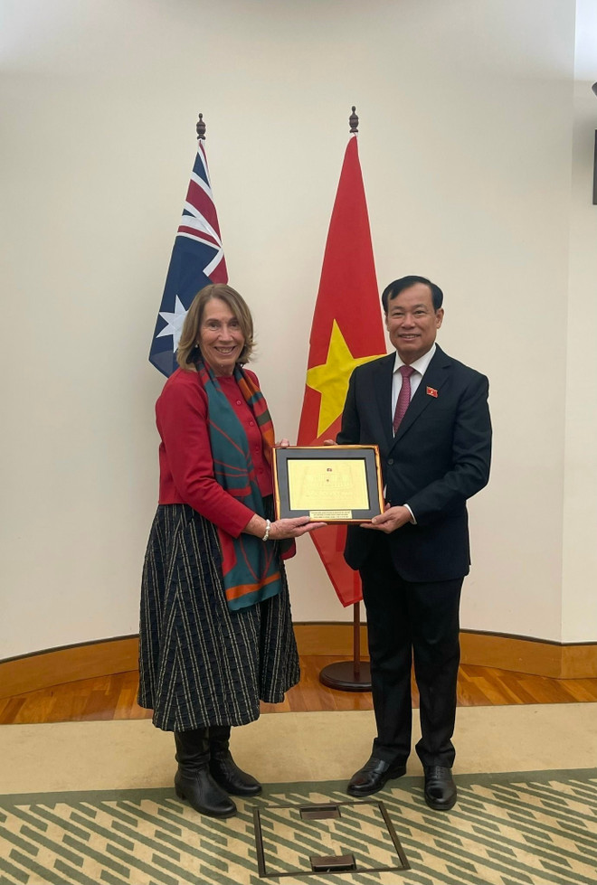国会国防安全与对外委员会主任黎晋至上将节性拜会澳大利亚参议院议长苏·莱恩斯。图自越通社 vna-potal-doan-dai-bieu-uy-ban-quoc-phong-an-ninh-va-doi-ngoai-cua-quoc-hoi-tham-va-lam-viec-tai-australia-8238097.jpg