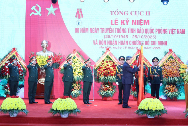 越共中央总书记苏林代表党和国家领导,向国防部第二总局授予胡志明勋章。图自越通社 vna-potal-tong-bi-thu-to-lam-du-le-ky-niem-80-nam-ngay-truyen-thong-tinh-bao-quoc-phong-viet-nam-8346680.jpg