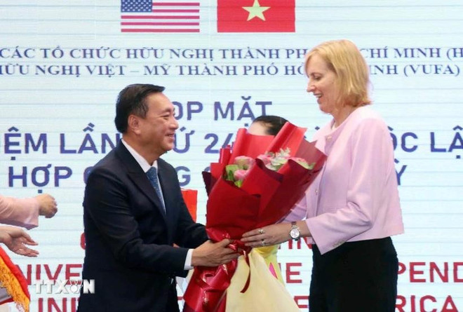范成坚先生向美国驻胡志明市总领事苏珊·伯恩斯献花祝贺。图自越通社 viet-nam-hoa-ky-8115031.jpg