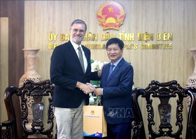 奠边省委副书记、人民委员会主席黎成都礼节性接见法国驻越南大使奥利维耶·布罗谢。图自越通社 oan-cong-tac-dai-su-quan-phap-lam-viec-tai-dien-bien-stand.jpg