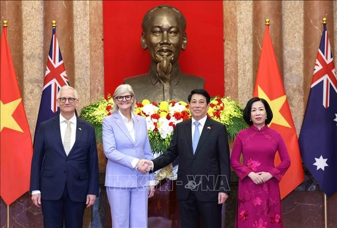 越南国家主席梁强夫妇与澳大利亚总督萨曼莎·莫斯廷夫妇合影。图自越通社 vna-potal-le-don-chinh-thuc-toan-quyen-australia-sam-mostyn-tham-cap-nha-nuoc-toi-viet-nam-stand.jpg