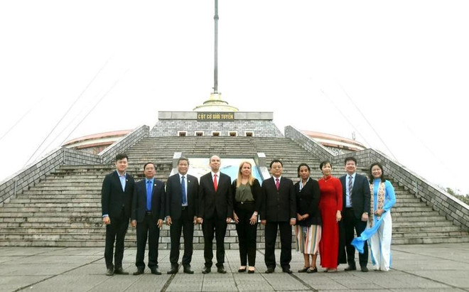 vna-potal-doan-dai-bieu-trung-tam-nhung-nguoi-lao-dong-cuba-tham-lam-viec-tai-quang-tri-7898447.jpg