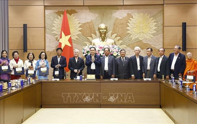 越南国会主席陈青敏会见朔庄省历届国会代表。图自越通社 thanh-man-soc-trang-17032025-06.jpg