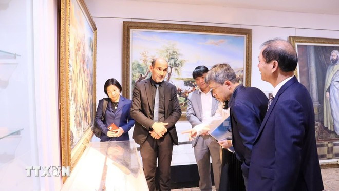 越南工作代表团参观阿尔及利亚老战士博物馆。图自越通社 doan-cong-tac-cua-tap-chi-cong-san-tham-lam-viec-tai-algeria-2.jpg