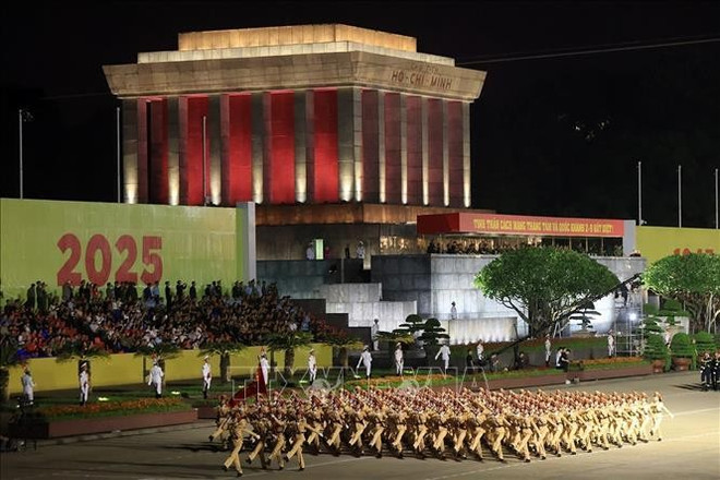 8月21日晚,参加八月革命胜利暨九二国庆节80周年庆典阅兵、游行活动(A80任务)的各力量首次在巴亭广场进行综合演练。图自越通社 2.jpg