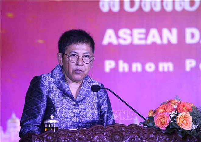 柬埔寨文化艺术部部长彭萨格娜发言。图自越通社 nam-ngay-thanh-lap-asean-tai-campuchia-stand.jpg