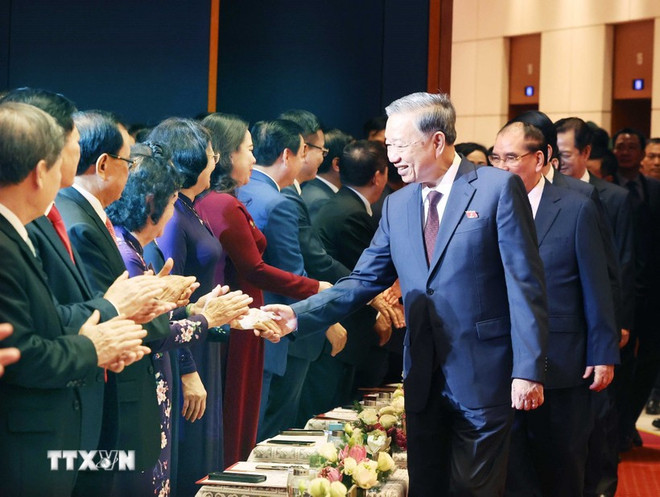 越共中央总书记苏林8月27日上午在河内主持召开历届国会代表见面会。图自越通社 tong-bi-thu-to-lam-gap-mat-cac-the-he-dai-bieu-quoc-hoi-8237742.jpg