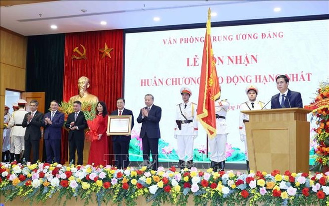 越共中央总书记苏林越共中央办公厅成立95周年传统日纪念典礼。图自越通社 uuid6c0ef120-d7d9-4dd7-b12a-e81b2104b70bcode001library1type1mode1loctruecaptrue.jpg