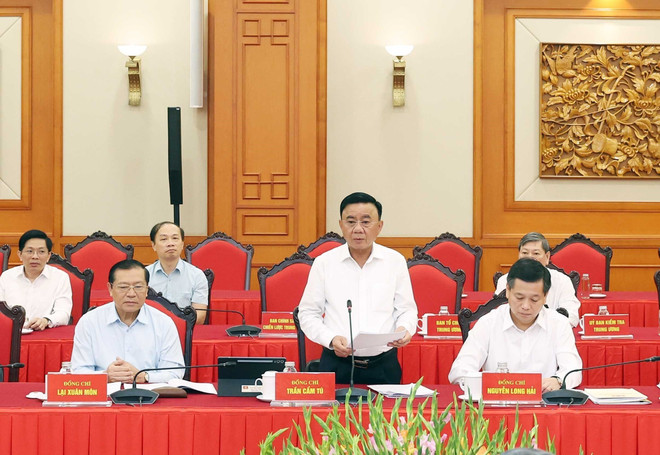越共中央政治局委员、中央书记处常务书记陈锦绣发言。图自越通社 vna-potal-tong-bi-thu-chu-tri-cuoc-lam-viec-cua-bo-chinh-tri-voi-ban-thuong-vu-dang-uy-cac-co-quan-dang-trung-uong-8264467.jpg