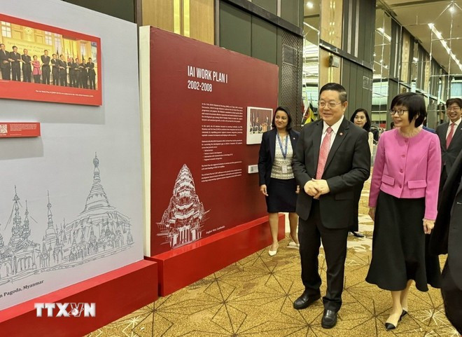纪念东盟一体化倡议25周年摄影展开幕剪彩仪式。图自越通社 asean.jpg