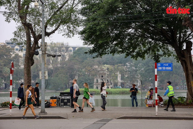 每年还剑湖吸引大量国际游客前来参观。图自信息报 anh-cv-hoguom-1-2.jpg