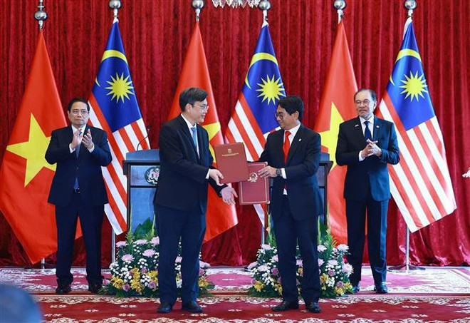 两国总理出席胡志明市国家大学与马来西亚国立大学的合作意向书签署仪式。图自越通社 minh-chinh-hoi-dam-voi-thu-tuong-malaysia-anwar-ibrahim-8053378.jpg