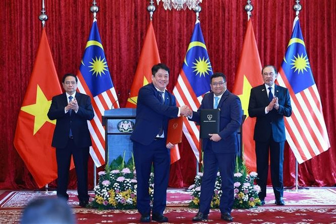 两国总理出席越南电力集团与马来西亚国家电力公司的合作谅解备忘录签署仪式。图自越通社 minh-chinh-hoi-dam-voi-thu-tuong-malaysia-anwar-ibrahim-8053379.jpg
