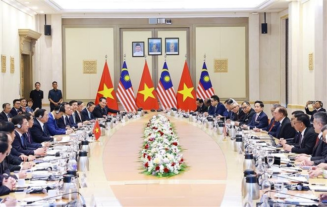 越南政府总理范明政与马来西亚总理易卜拉欣举行会谈。图自越通社 minh-chinh-hoi-dam-voi-thu-tuong-malaysia-anwar-ibrahim-8053423.jpg
