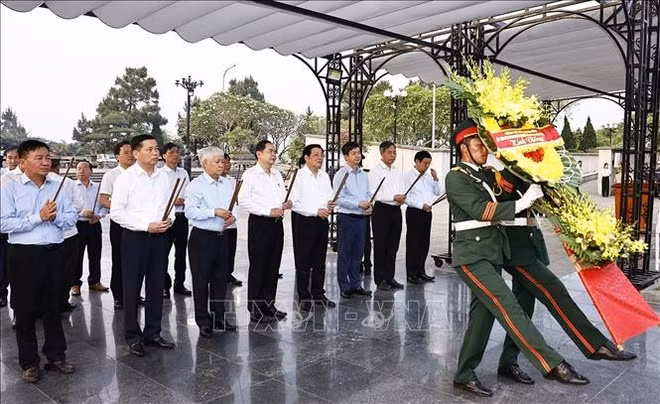 chu-tich-quoc-hoi-tran-thanh-man-dang-huong-tri-an-cac-anh-hung-liet-si-tai-quang-tri-stand.jpg