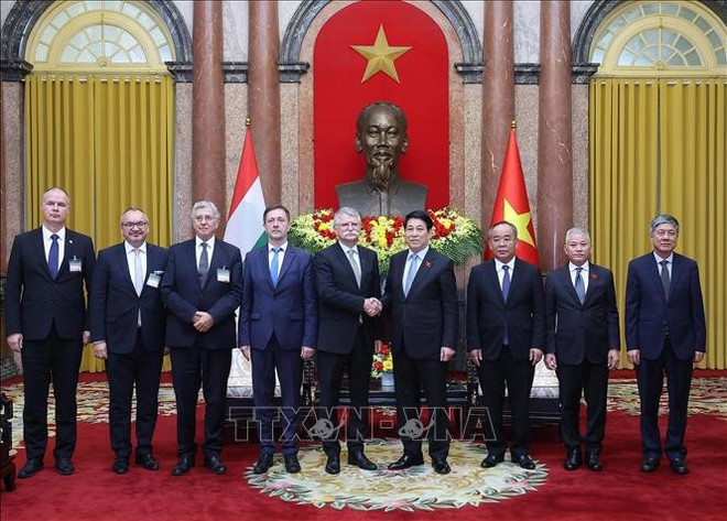 双方代表合影。图自越通社 luong-cuong2.jpg