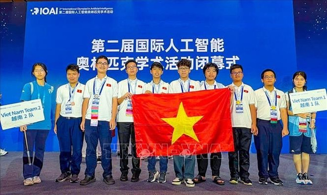越南队合影。图自越通社 doi-tuyen-2.jpg