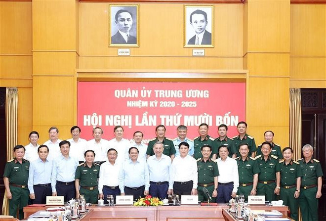 与会代表合影。图自越通社 chu-tri-hoi-nghi-quan-uy-trung-uong-phien-hop-thu-muoi-bon-8100430.jpg