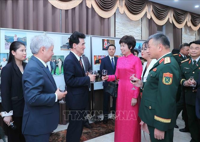 越通社社长武越庄向朝鲜驻越南大使李成国表示祝贺。图自越通社 trieu-tien-2.jpg