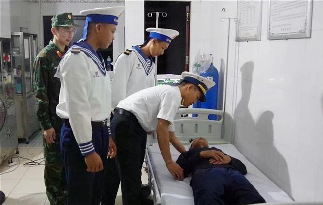 医生们对患者表示亲切问候。图自越通社 g-khi-tham-gia-danh-bat-hai-san-o-truong-sa-8099673.jpg