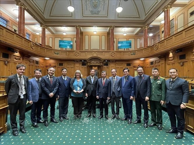 越南国会国防安全与对外委员会代表团参观新西兰议会大厦。图自越通社 vna-potal-hoat-dong-cua-doan-dai-bieu-uy-ban-quoc-phong-an-ninh-va-doi-ngoai-quoc-hoi-tai-new-zealand-stand-2.jpg